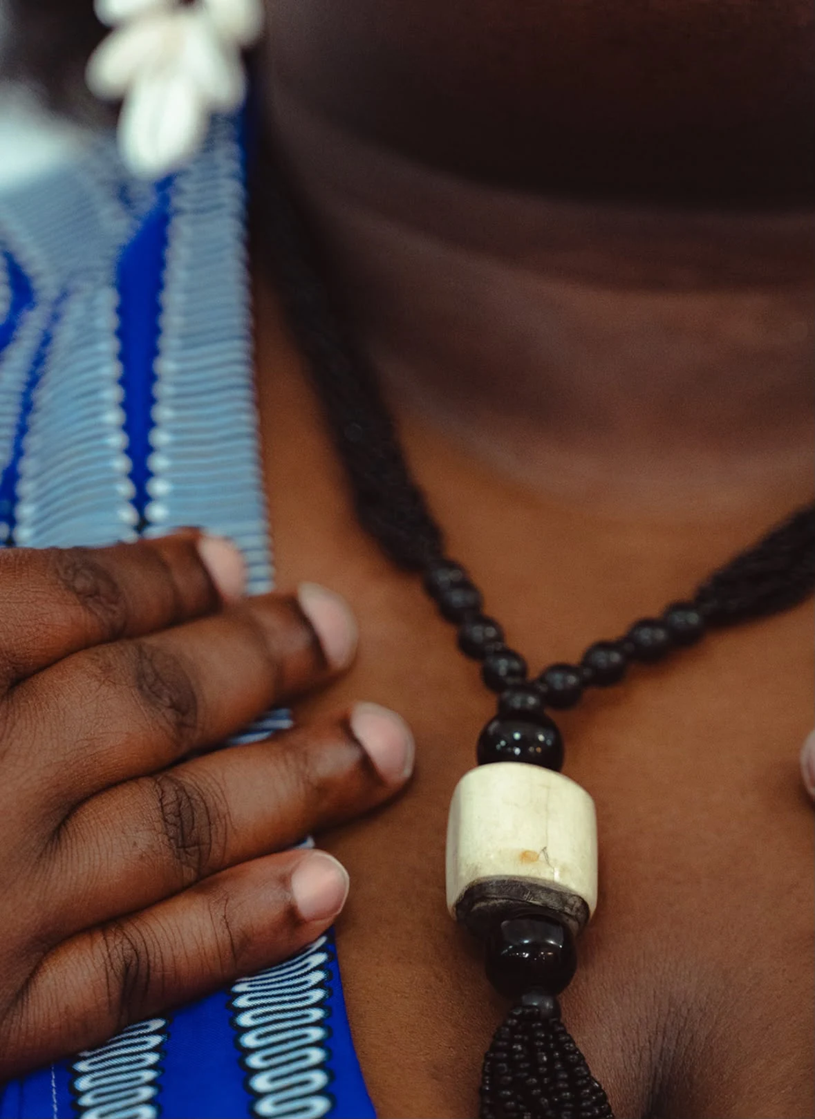 Collier Baru, perles noires et pendentif en corne