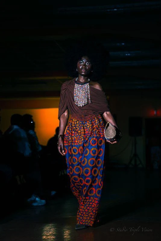 Look de défilé Christy-Lou Royale, ensemble brun et imprimé cercles bleu et orange