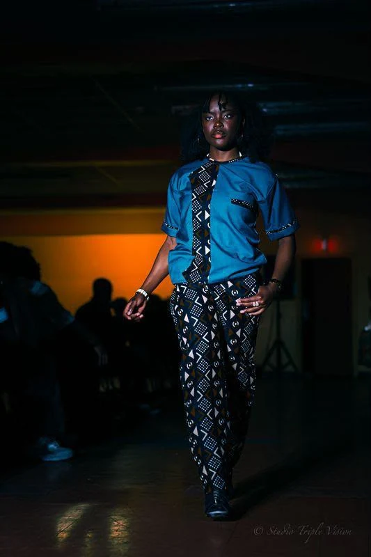 Look de défilé Christy-Lou Royale, ensemble sarcelle et imprimé géométrique