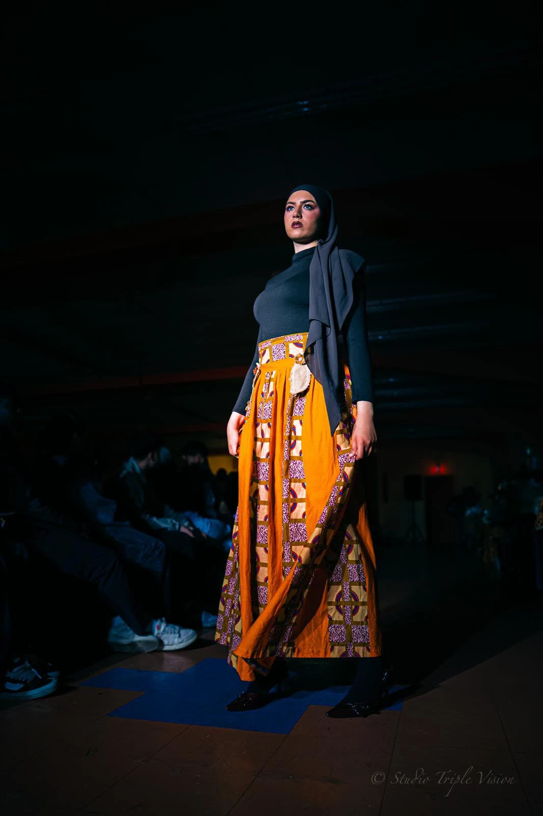 Look de défilé Christy-Lou Royale, jupe longue orange à motifs