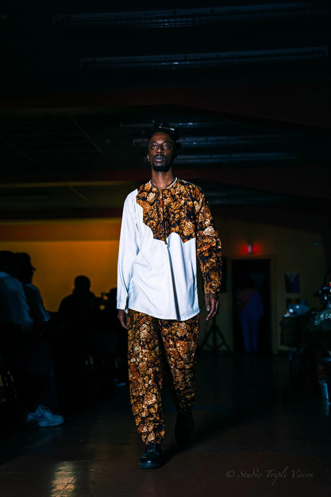 Look de défilé Christy-Lou Royale, ensemble homme blanc et imprimé floral doré