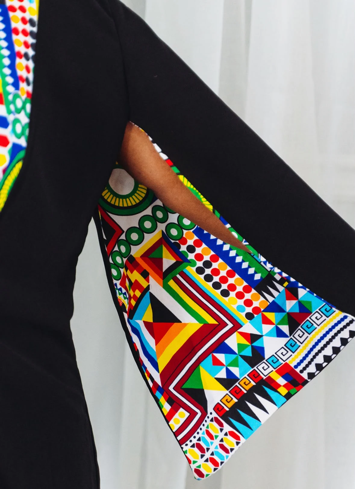 Détail textile, manche imprimée multicolore, artisanat Christy-Lou Royale