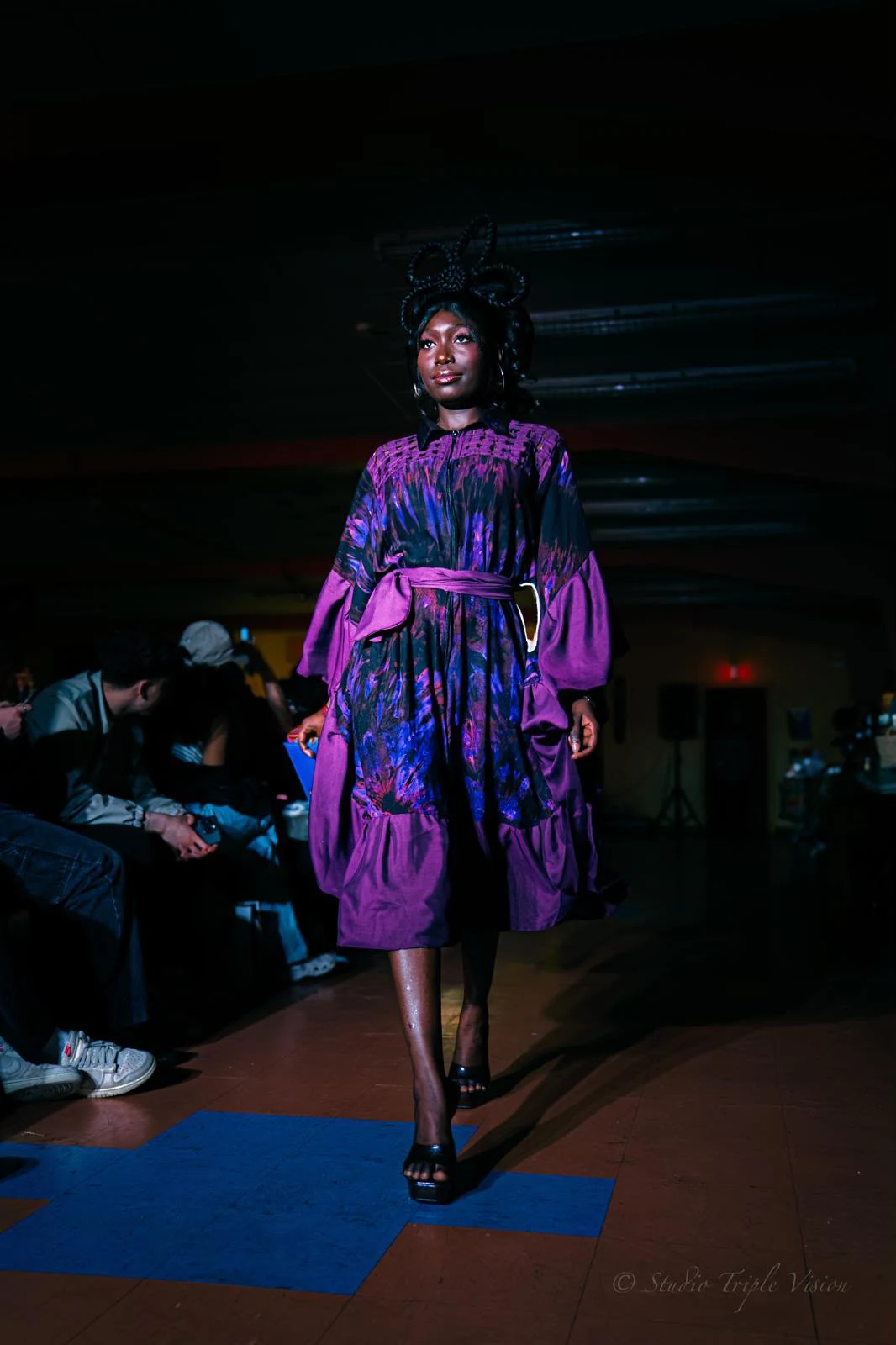 Robe Ôgéwé, imprimé abstrait violet et noir, présentée en défilé
