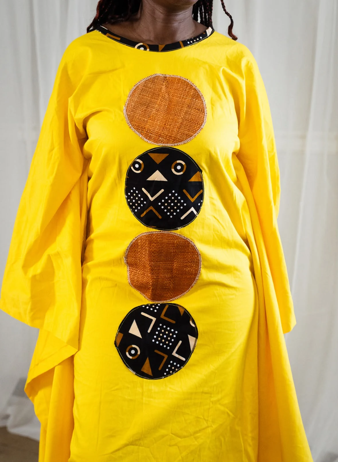 Kaftan Mbia, coton jaune et appliqués raphia tissés main